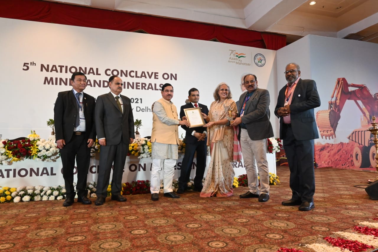 Smt Soma Mondal, Chairman, SAIL receiving the award from HonÔÇÖble Minister Shri Pralhad Joshi